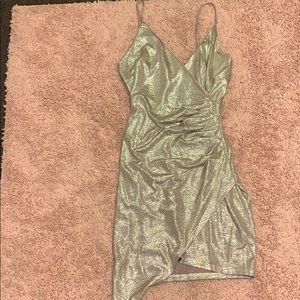 I’m selling this beautiful gold bodycon dress